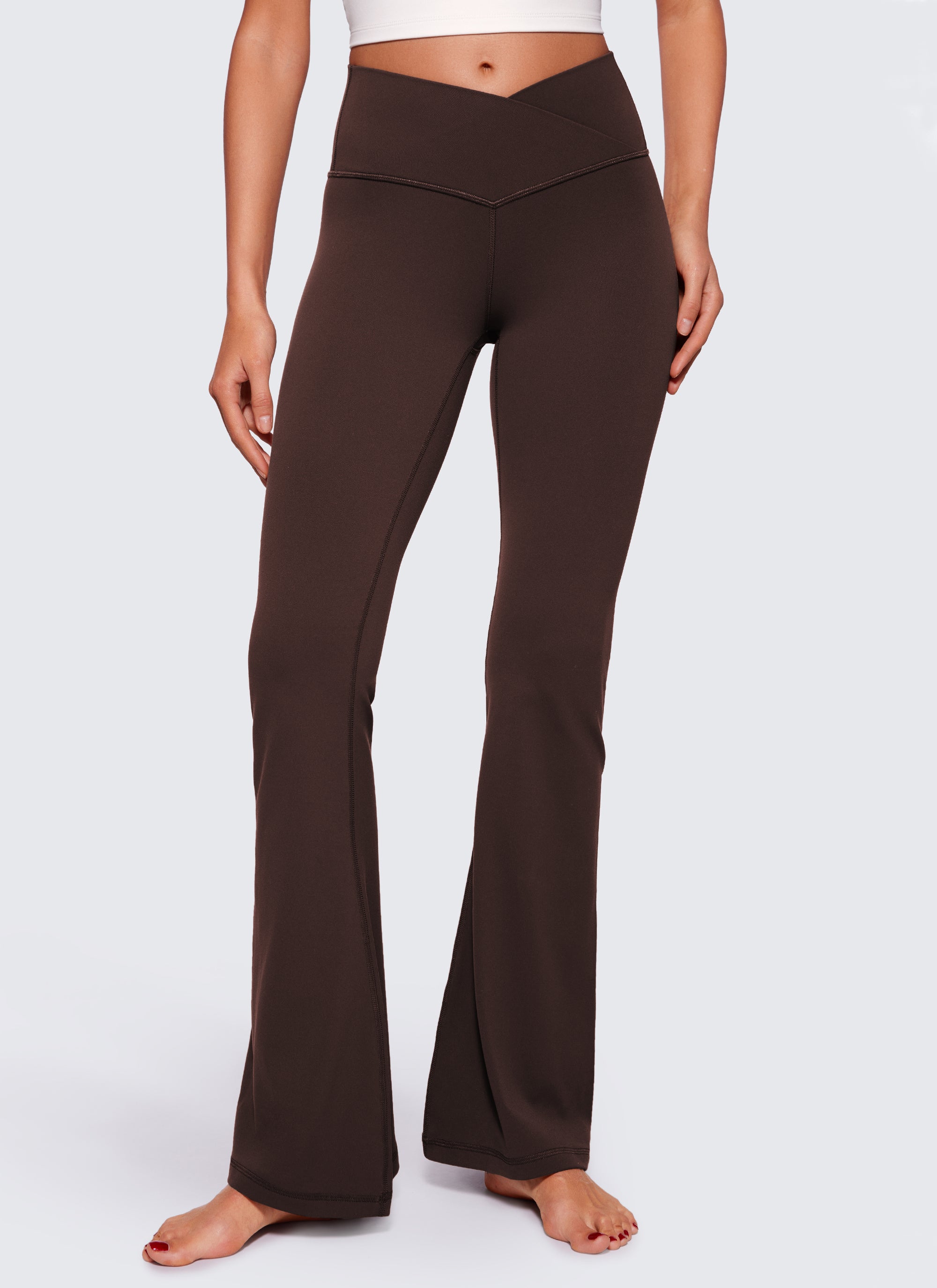 CRZ YOGA Damen Butterluxe Bootcut Yoga Leggings Crossover - 84 cm Heißes Fudge-Brown