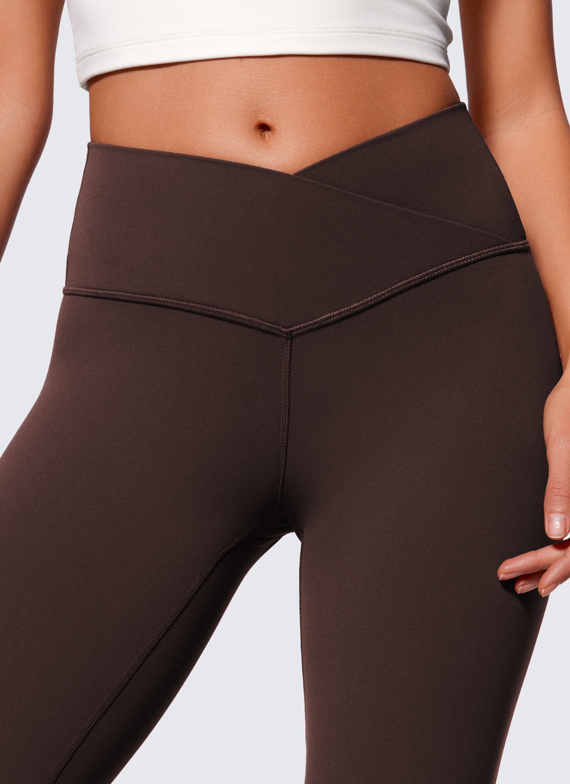 CRZ YOGA Damen Butterluxe Bootcut Yoga Leggings Crossover - 85cm Heißes Fudge-Brown