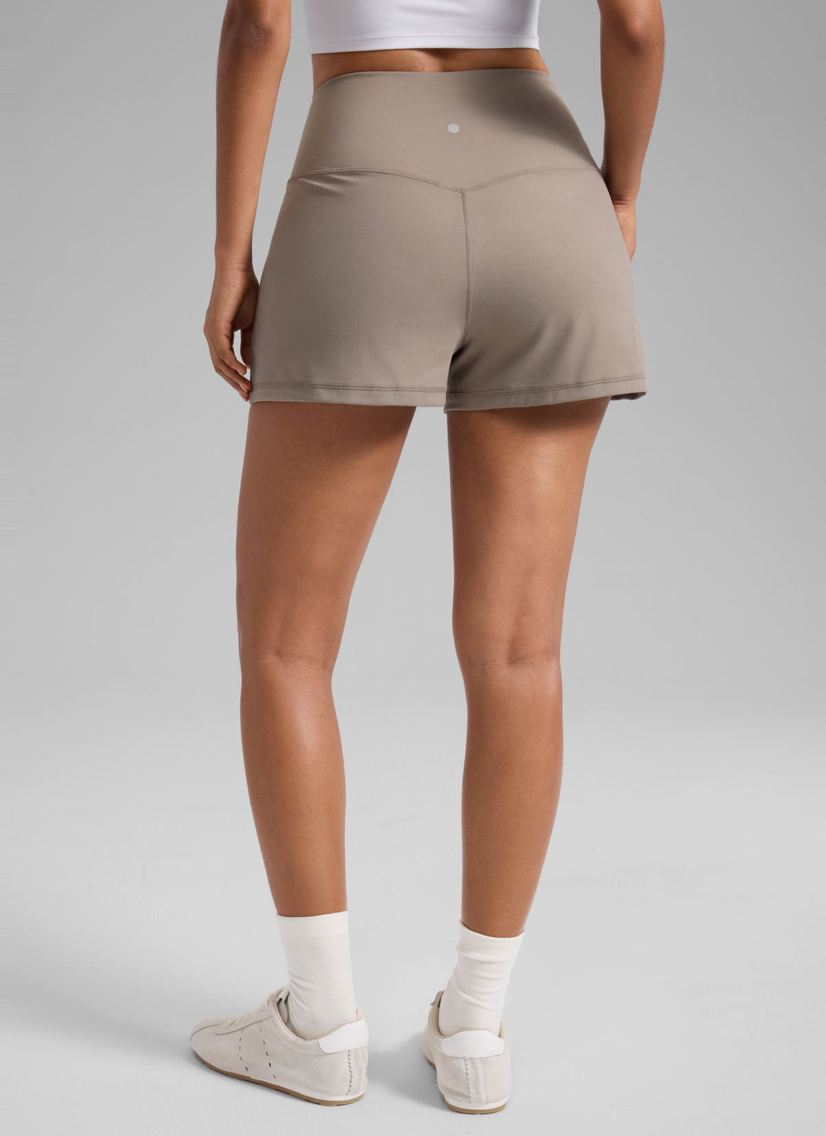 CRZ YOGA Damen Butterlift Shorts mit Taschen ohne Liner - 7,6 cm Cremiger Milchkaffee @model_info:T