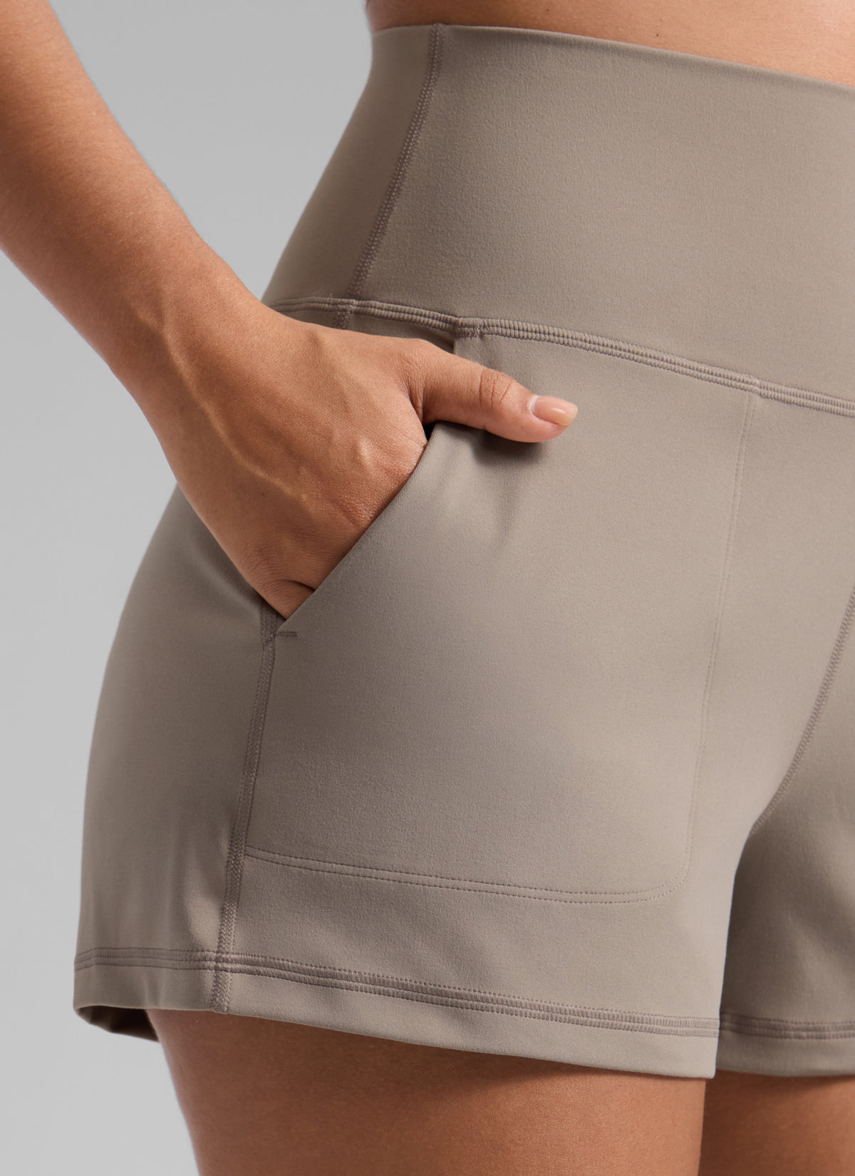 CRZ YOGA Damen Butterlift Shorts mit Taschen ohne Liner - 7,6 cm Cremiger Milchkaffee @model_info:T