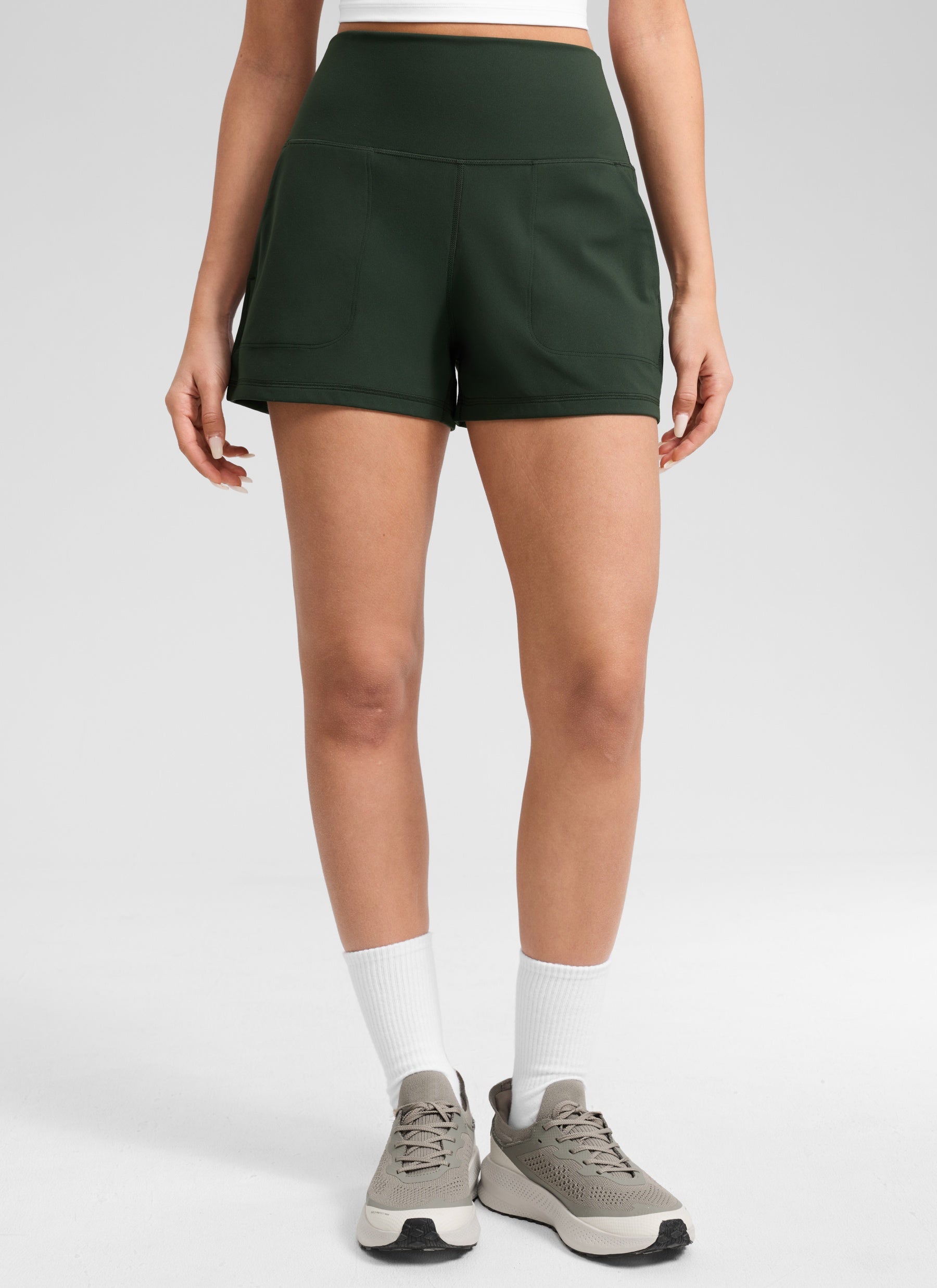 CRZ YOGA Damen Butterlift Shorts mit Taschen ohne Liner - 8 cm Legende Grün