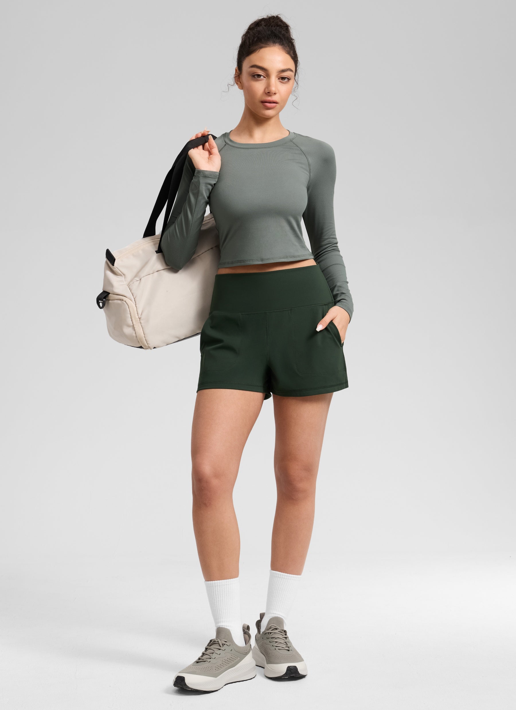 CRZ YOGA Damen Butterlift Shorts mit Taschen ohne Liner - 8 cm Legende Grün