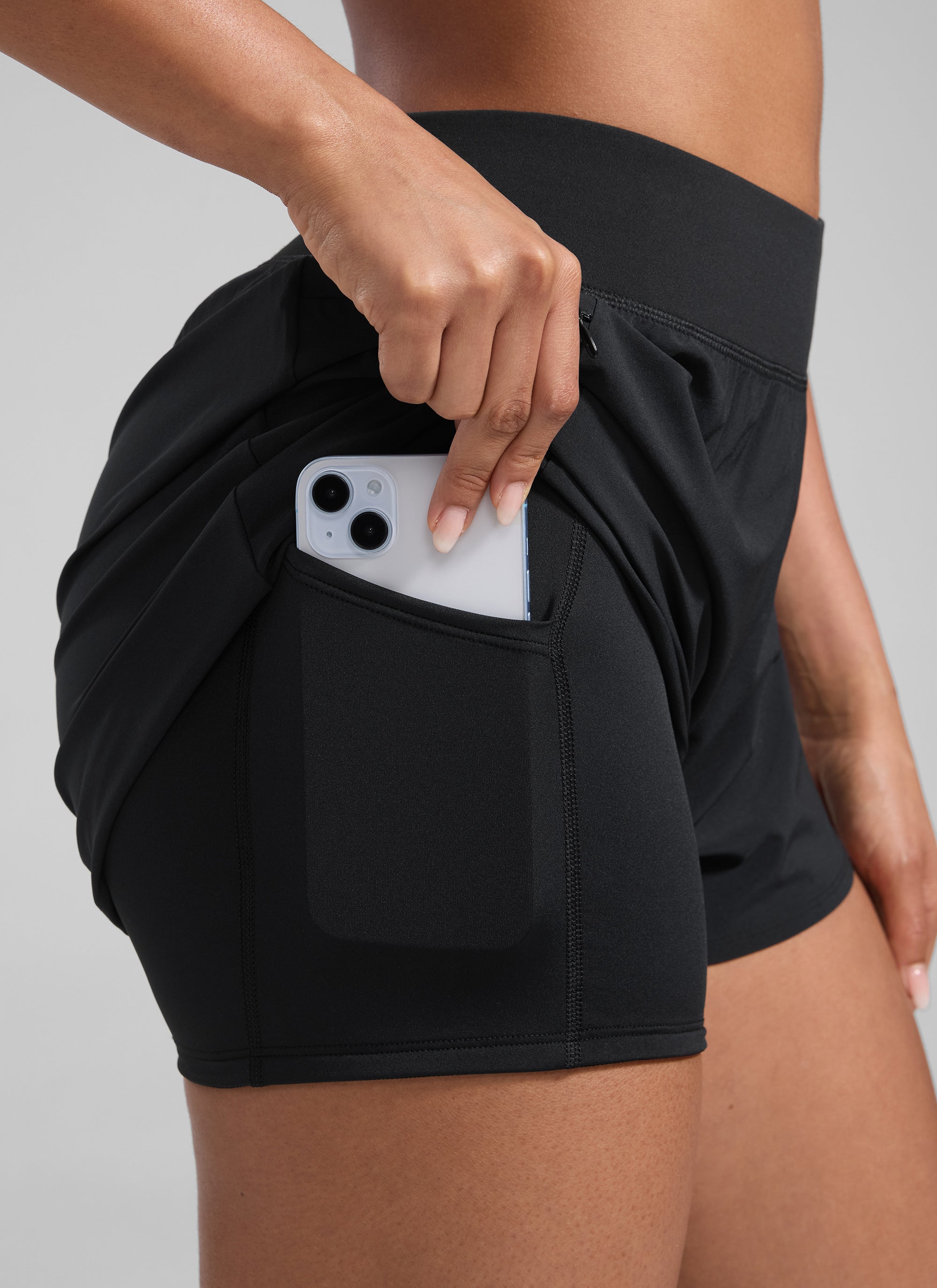 CRZ YOGA Damen 2 in 1 Laufshorts mit Reißverschlusstaschen - 8 cm Schwarz