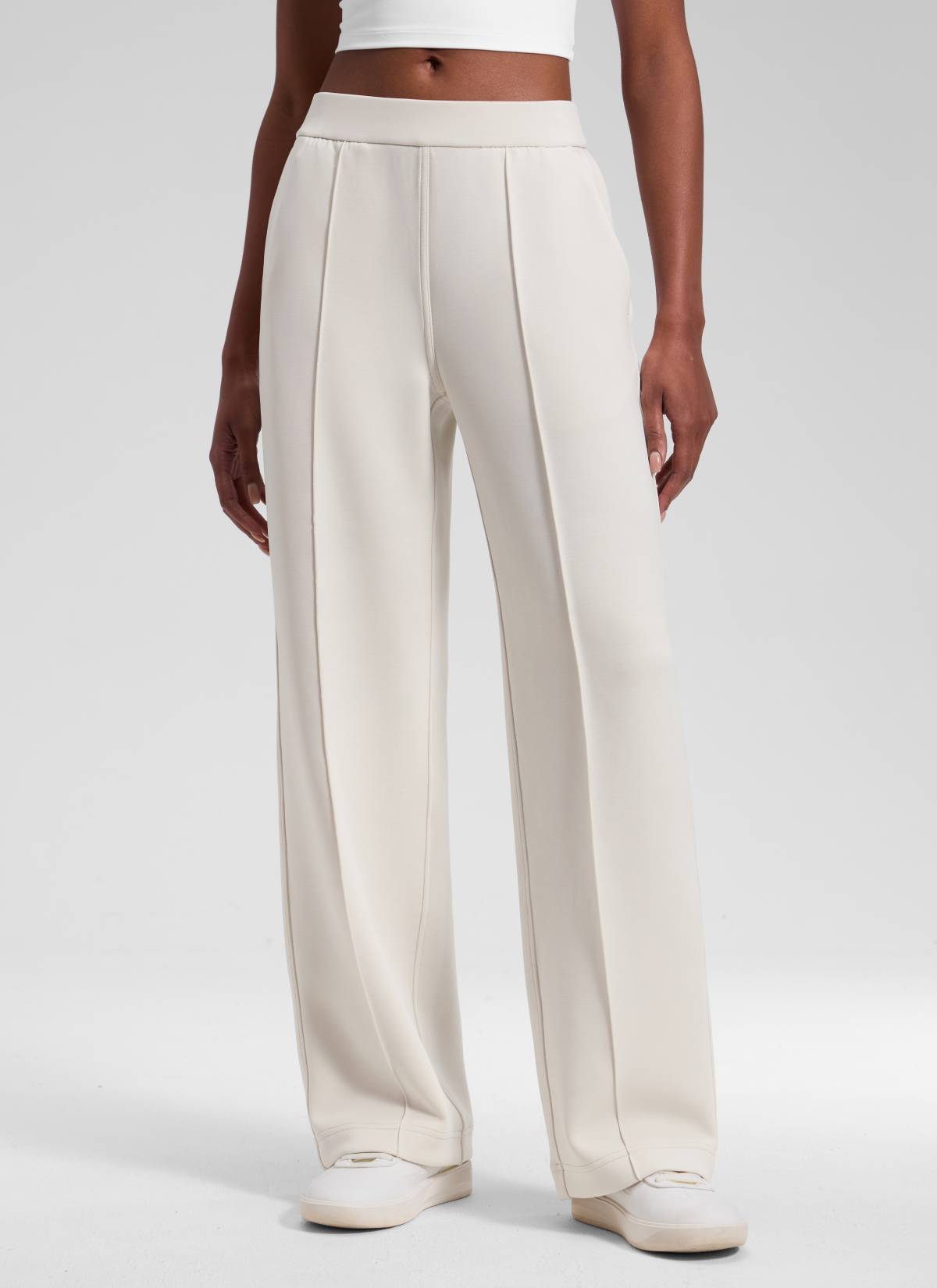 CRZ YOGA Damen SoftAura Sweatpants mit Pintuck und geradem Bein -76 cm Milchig Weiß @model_info:Patriaca