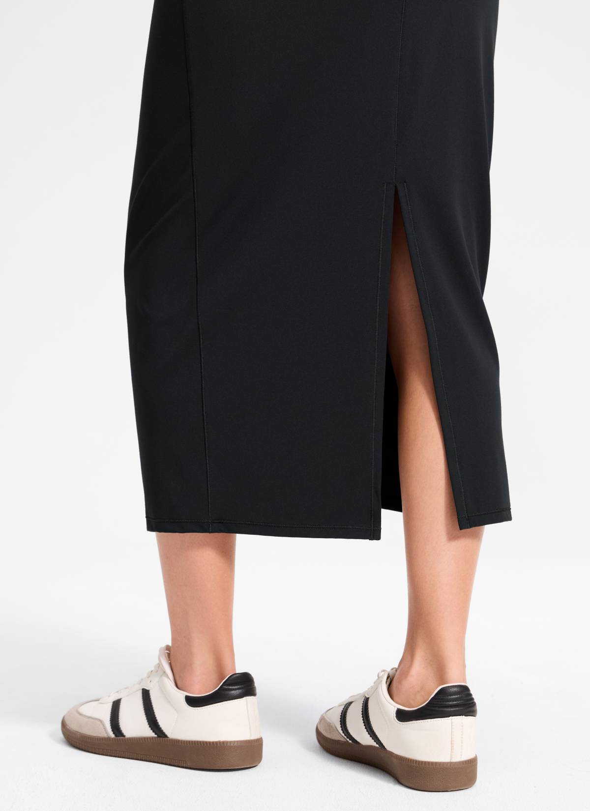 CRZ YOGA Damen Butterlift Maxi Bleistiftrock mit Rückenschlitz Schwarz @model_info:Anna