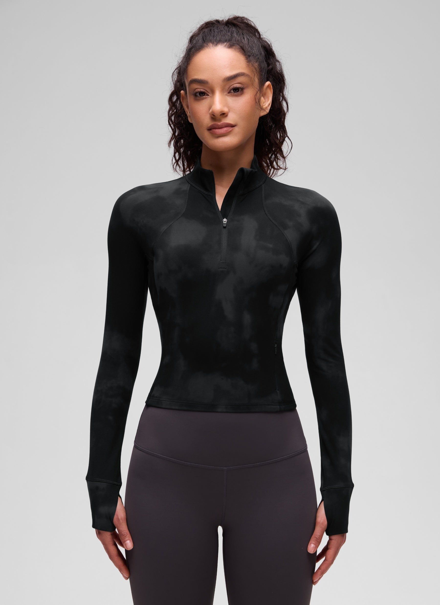 CRZ YOGA Damen Butterluxe Reißverschluss Langarmshirt mit Daumenloch Schwarze Tie-Dye-Blumen