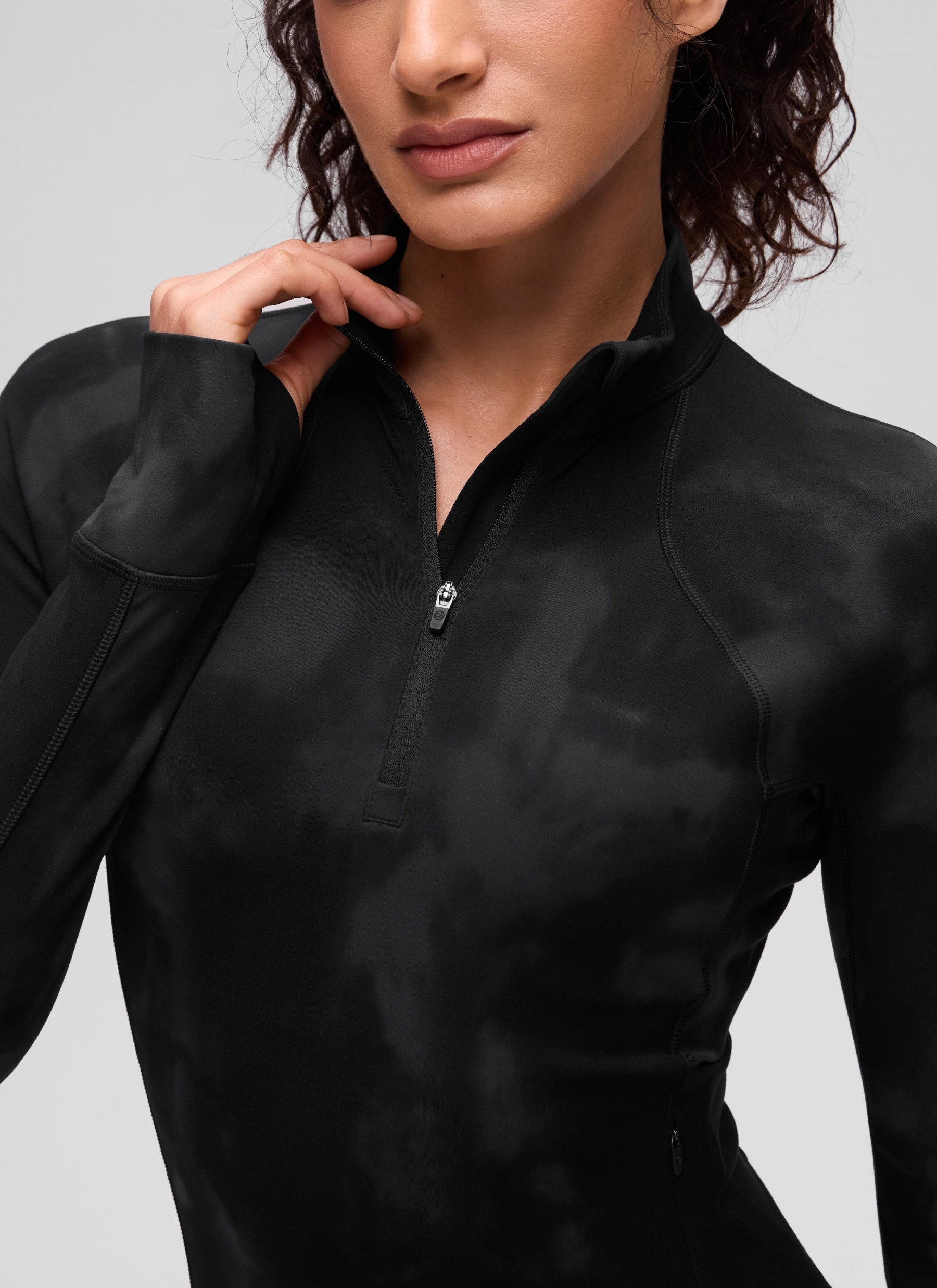 CRZ YOGA Damen Butterluxe Reißverschluss Langarmshirt mit Daumenloch Schwarze Tie-Dye-Blumen