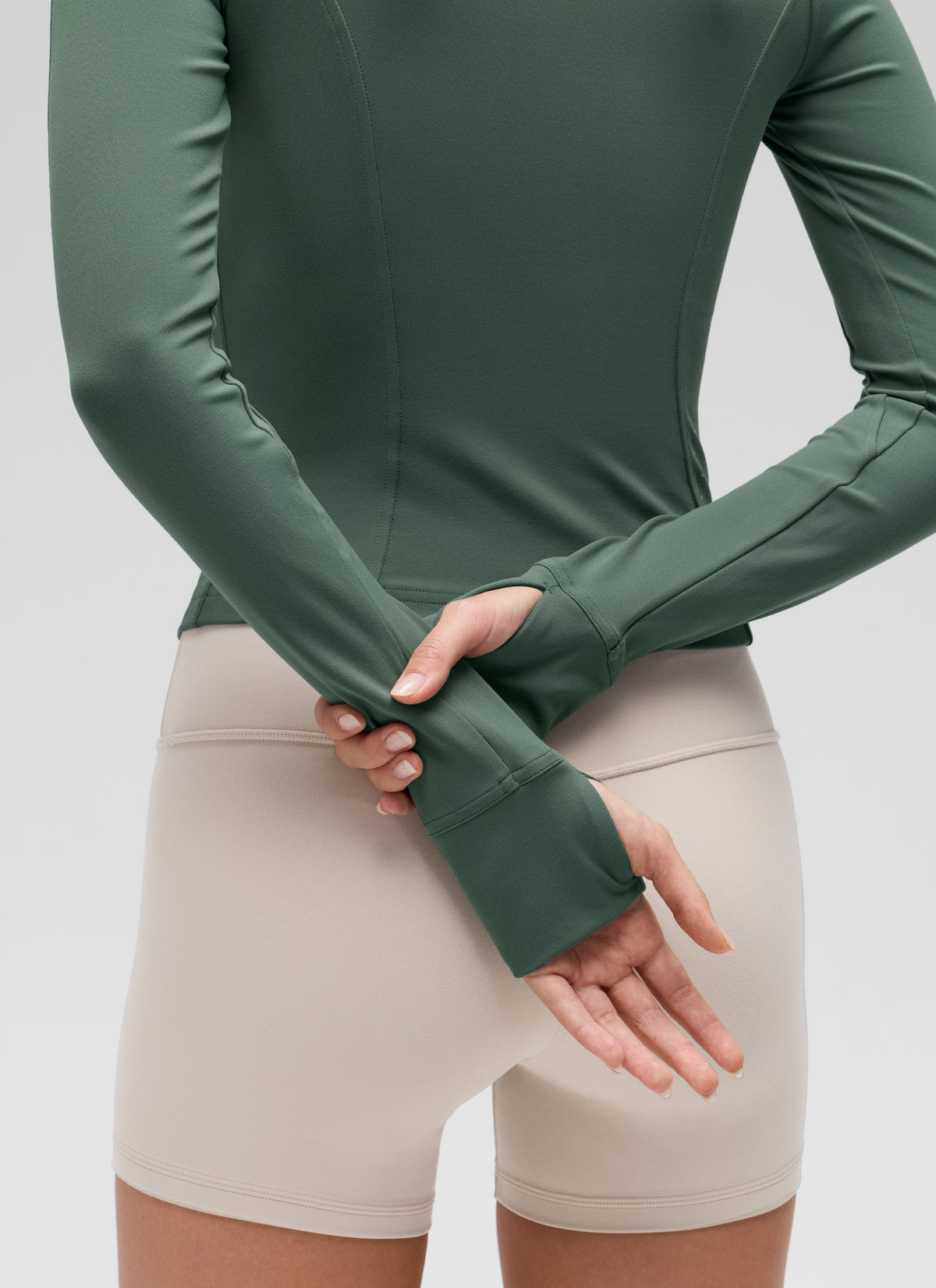 CRZ YOGA Damen Butterluxe Full Zipper Sport Jacke mit Daumenloch Dunkles Waldgrün @model_info:Anna