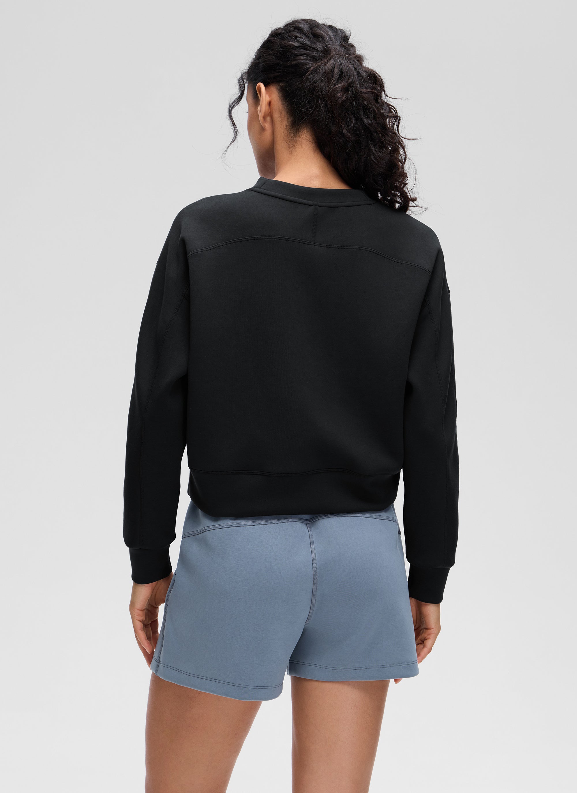 CRZ YOGA Damen SoftAura Oversized Rundhalsausschnitt Sweatshirt Schwarz @model_info:larissa