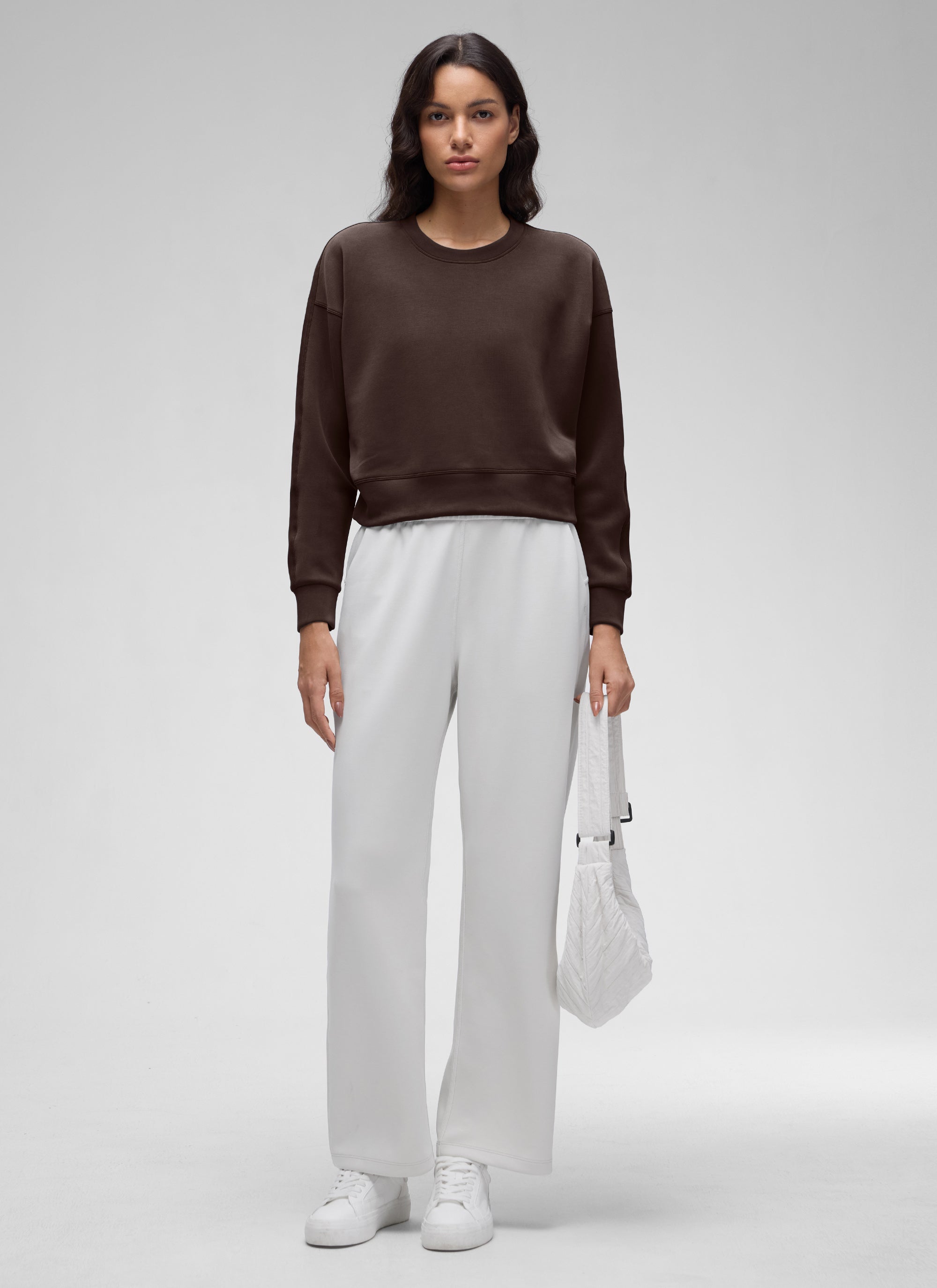 CRZ YOGA Damen SoftAura Oversized Rundhalsausschnitt Sweatshirt Heißes Fudge-Brown @model_info:J