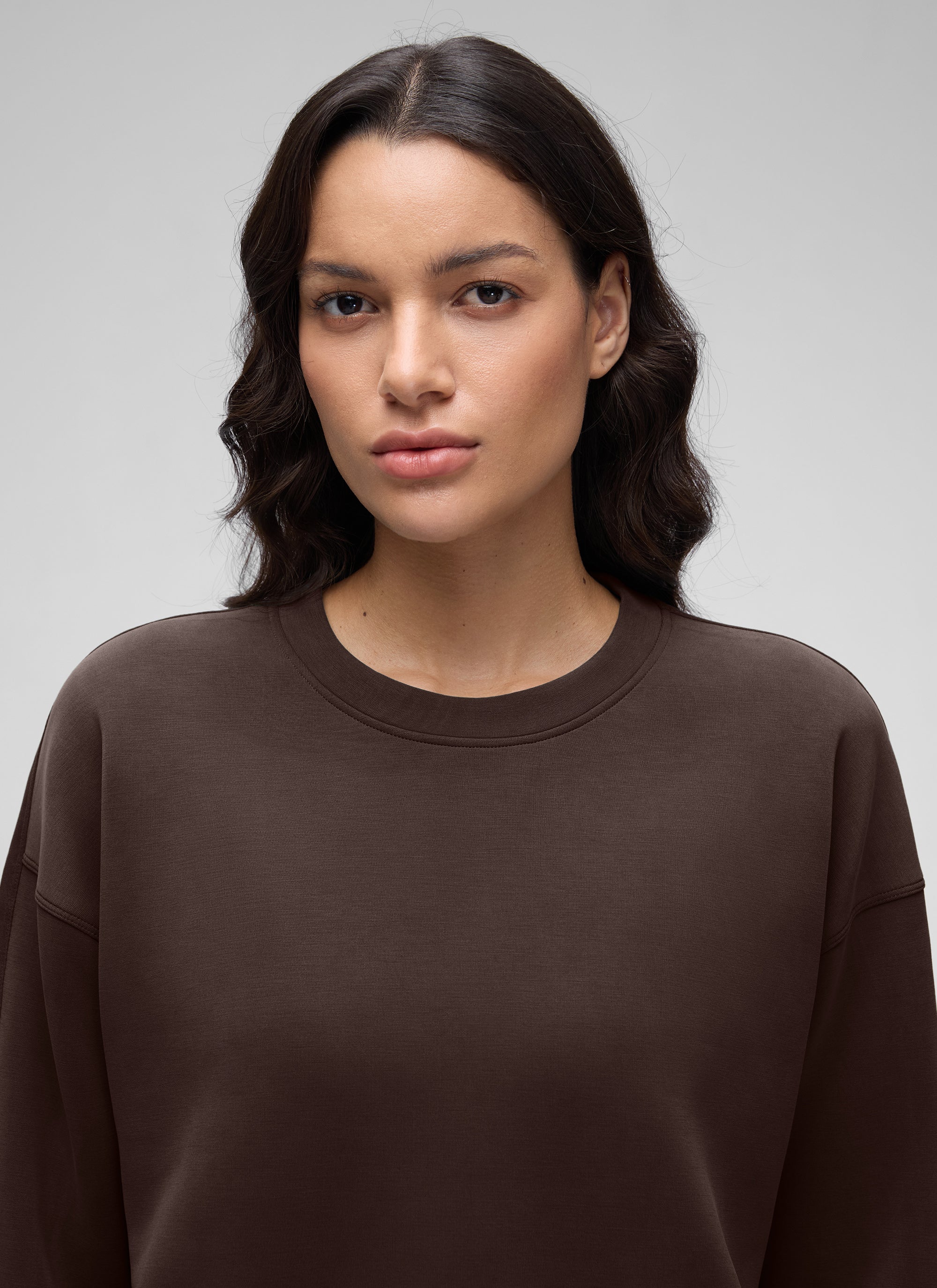 CRZ YOGA Damen SoftAura Oversized Rundhalsausschnitt Sweatshirt Heißes Fudge-Brown @model_info:J