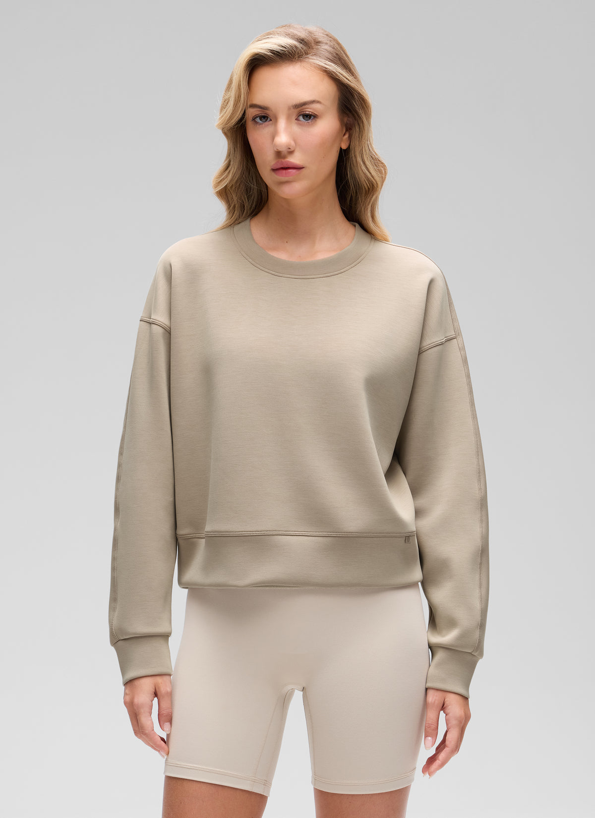 CRZ YOGA Damen SoftAura Oversized Rundhalsausschnitt Sweatshirt Eiche @model_info:Anna