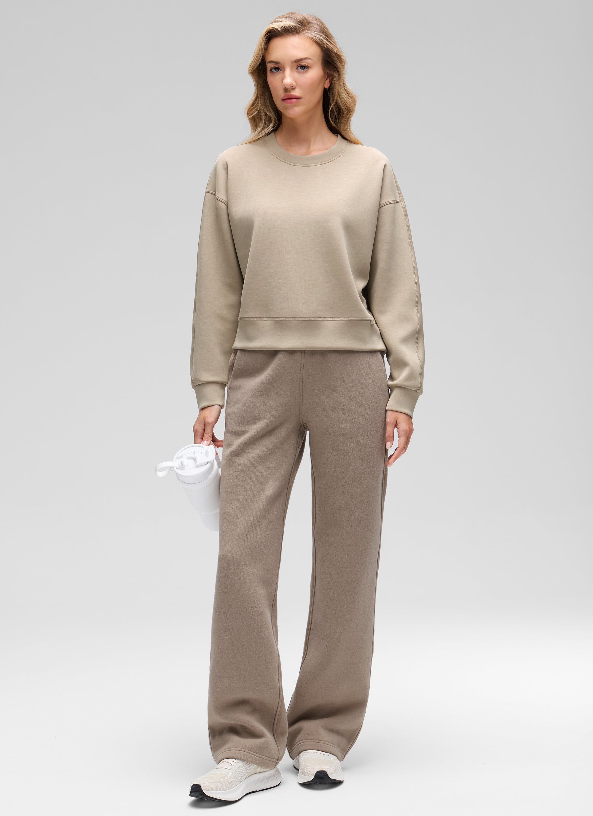 CRZ YOGA Damen SoftAura Oversized Rundhalsausschnitt Sweatshirt Eiche @model_info:Anna