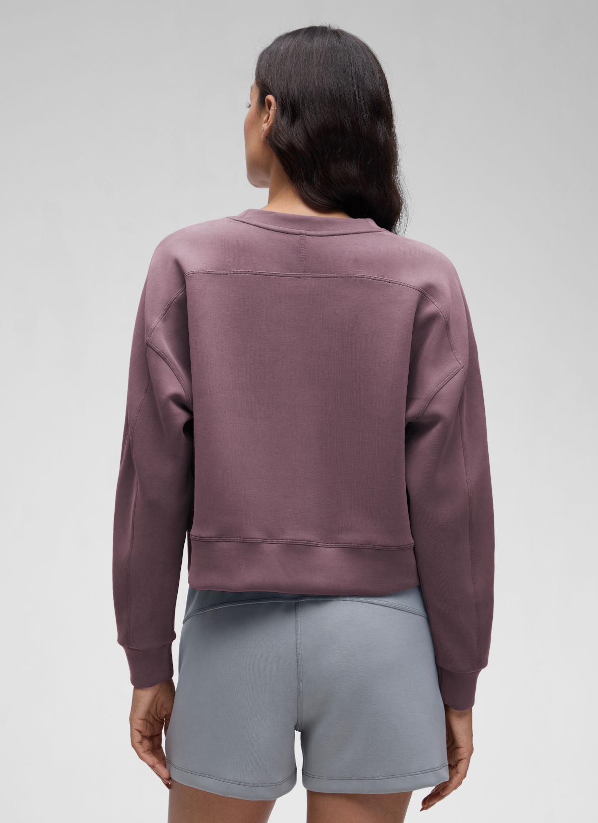 CRZ YOGA Damen SoftAura Oversized Rundhalsausschnitt Sweatshirt Reife Pflaume @model_info:Jenna