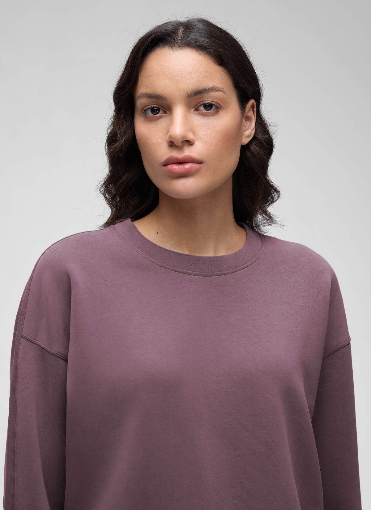 CRZ YOGA Damen SoftAura Oversized Rundhalsausschnitt Sweatshirt Reife Pflaume @model_info:Jenna