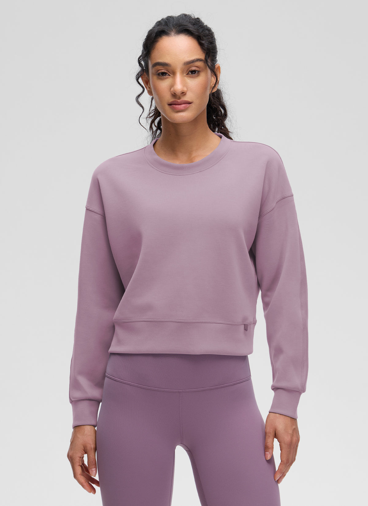 CRZ YOGA Damen SoftAura Oversized Rundhalsausschnitt Sweatshirt Lavendel Hell @model_info:Larissa