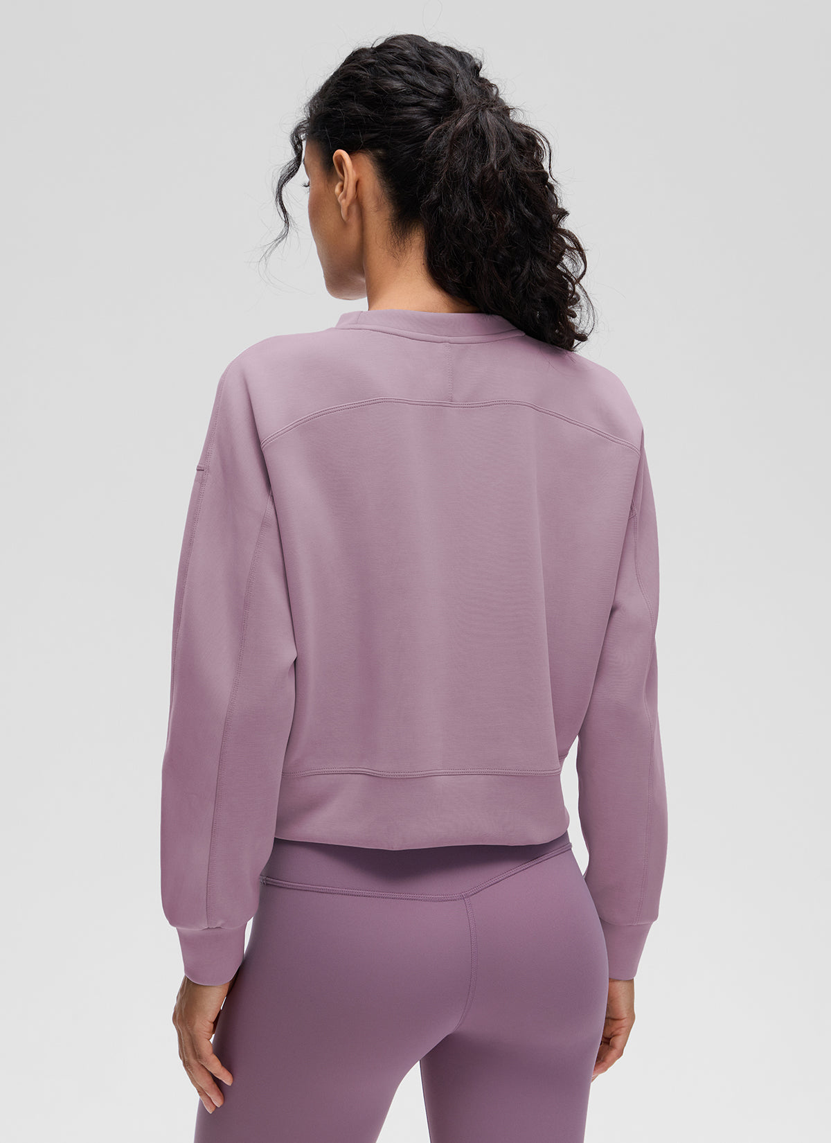 CRZ YOGA Damen SoftAura Oversized Rundhalsausschnitt Sweatshirt Lavendel Hell @model_info:Larissa