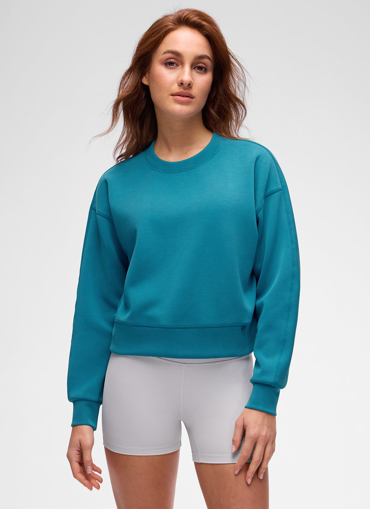 CRZ YOGA Damen SoftAura Oversized Rundhalsausschnitt Sweatshirt Hawaii-Blau @model_info:Anja