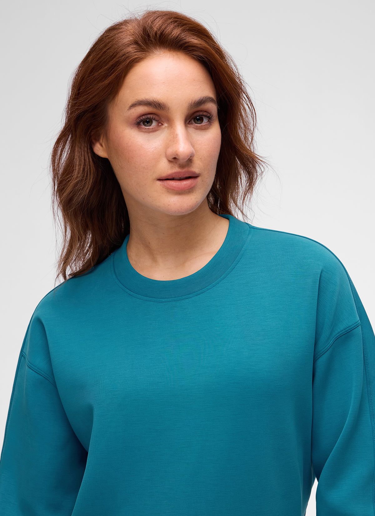 CRZ YOGA Damen SoftAura Oversized Rundhalsausschnitt Sweatshirt Hawaii-Blau @model_info:Anja