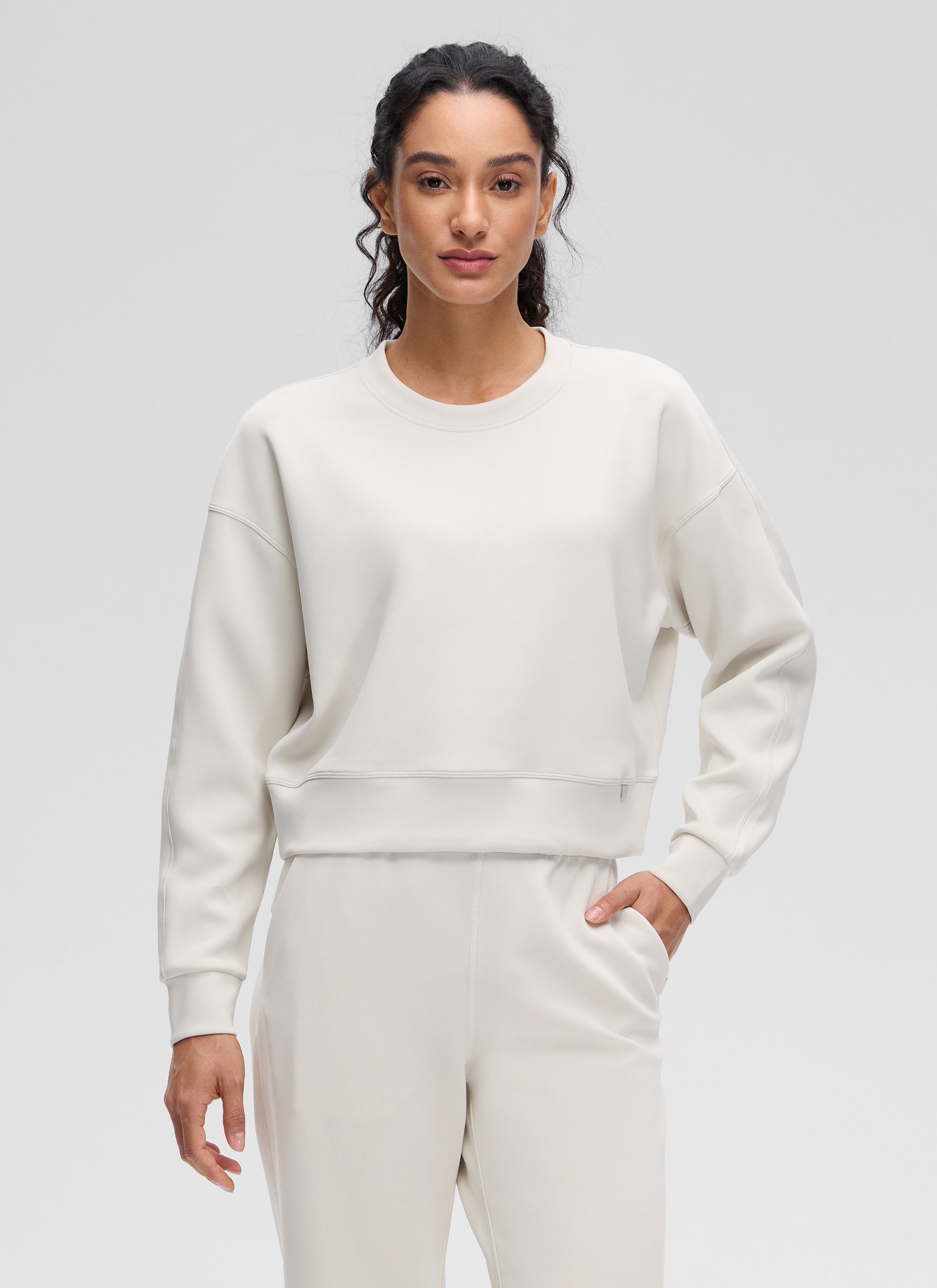 CRZ YOGA Damen SoftAura Oversized Rundhalsausschnitt Sweatshirt Milchig Weiß @model_info:larissa