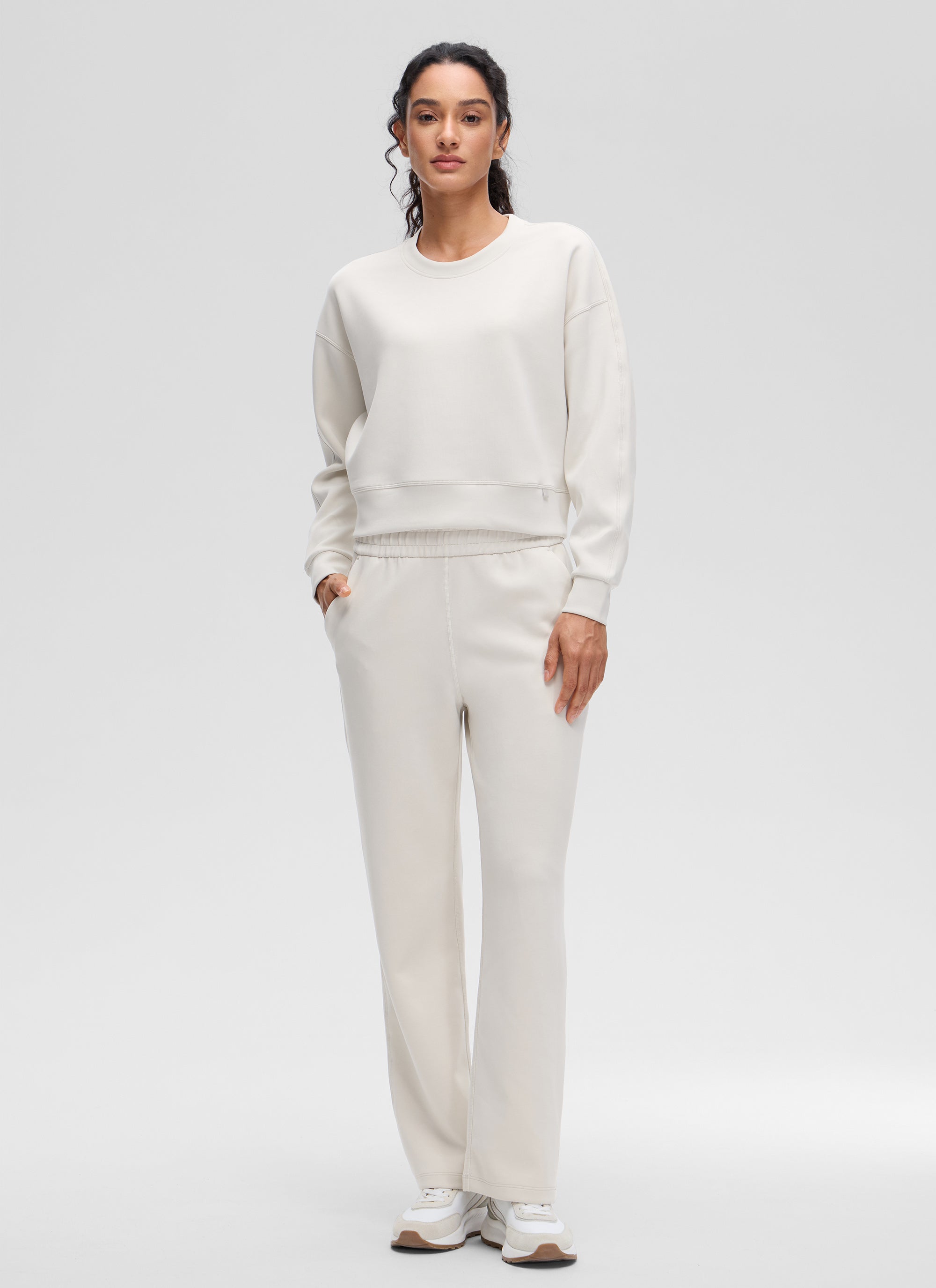 CRZ YOGA Damen SoftAura Oversized Rundhalsausschnitt Sweatshirt Milchig Weiß @model_info:larissa