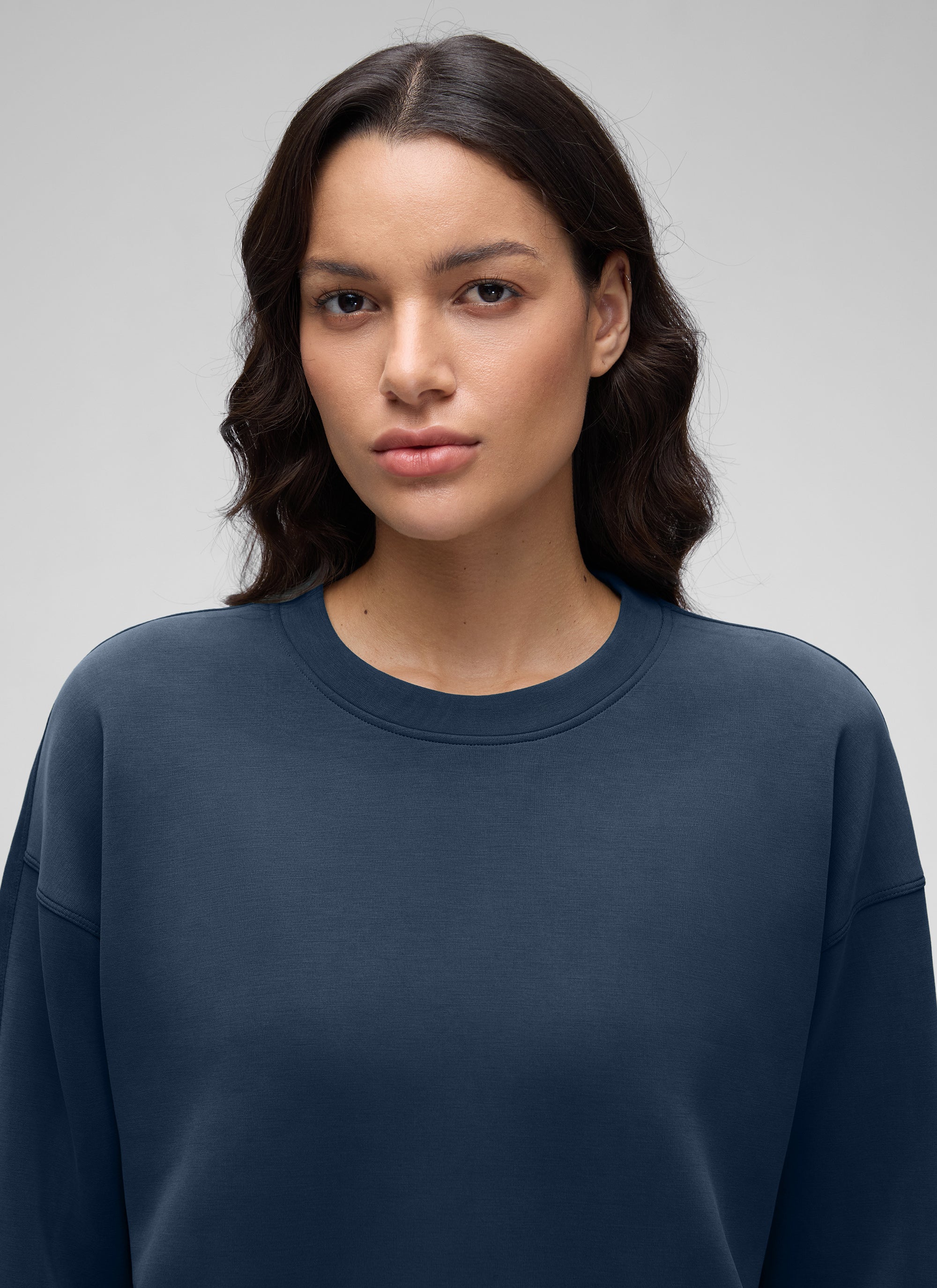 CRZ YOGA Damen SoftAura Oversized Rundhalsausschnitt Sweatshirt Tinte Blau @model_info:J