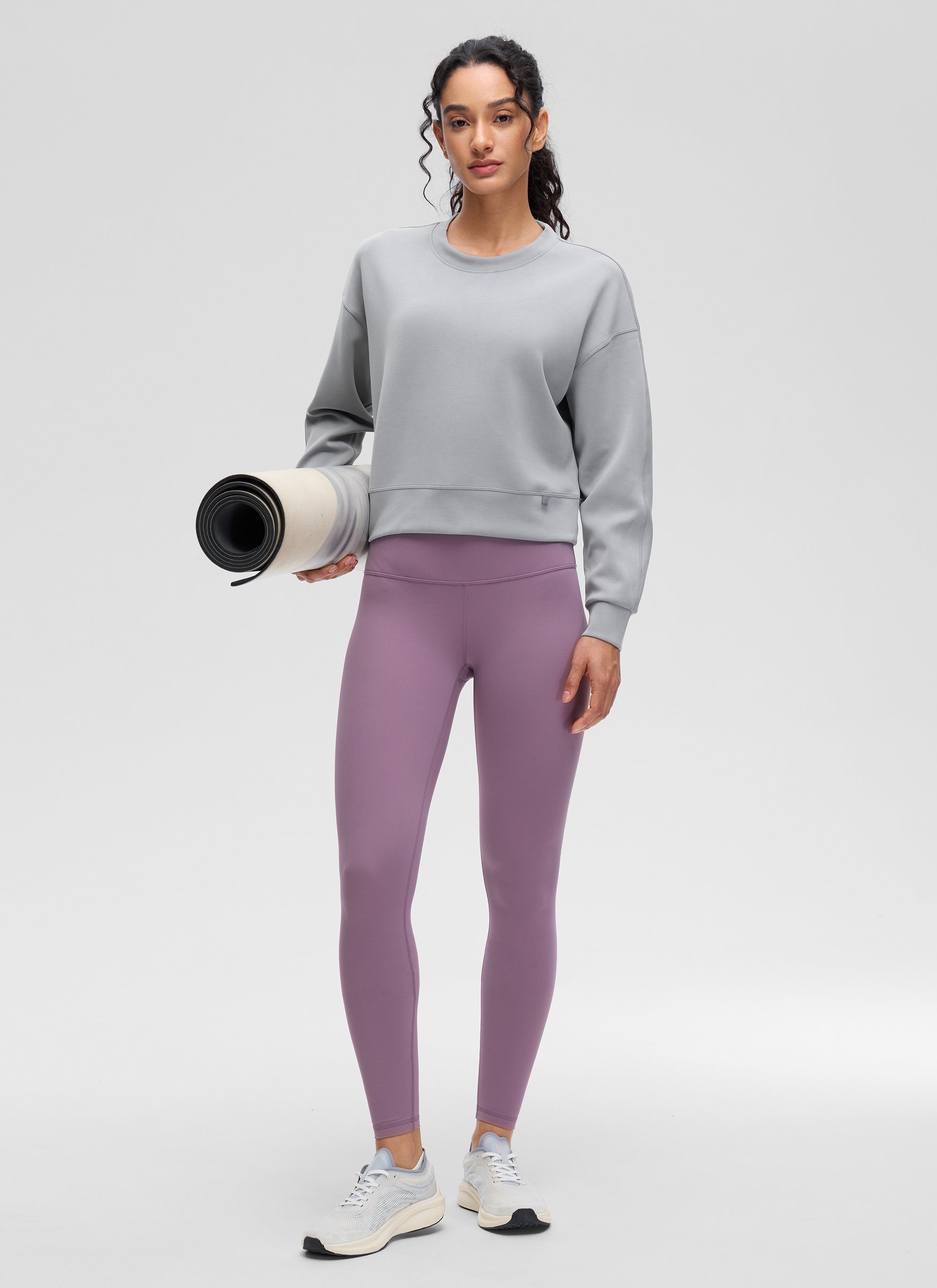 CRZ YOGA Damen SoftAura Oversized Rundhalsausschnitt Sweatshirt Nashorngrau @model_info:larissa
