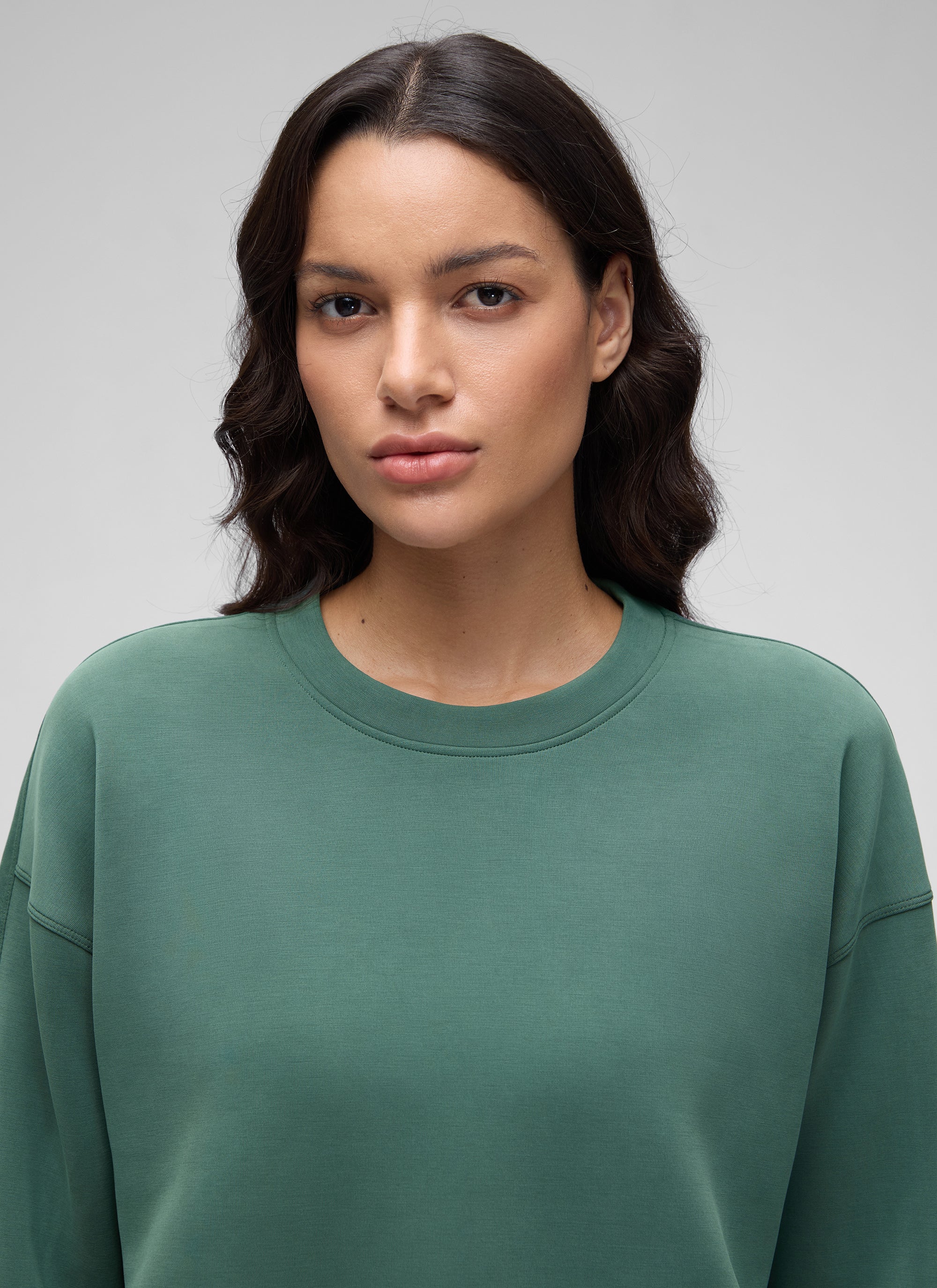 CRZ YOGA Damen SoftAura Oversized Rundhalsausschnitt Sweatshirt Dunkles Waldgrün @model_info:J